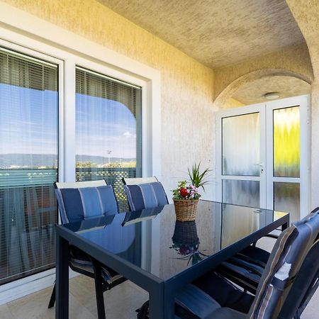 Apartment Meri Кърк Екстериор снимка